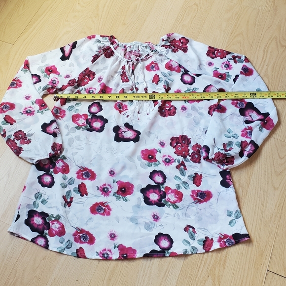 Daisy Fuentes Woman's Size M, Long Sleeve Chiffon Floral Blouse. - Picture 4 of 7